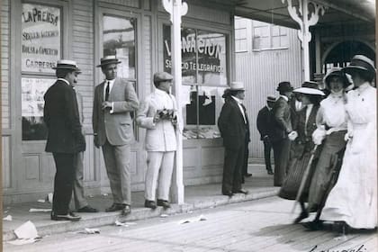 Alberto Girondo, Ricardo Aldao (h) y Emilio Mitre en la rambla de madera, en la puerta del servicio telegráfico del diario LA NACION. Mar del Plata, 1903