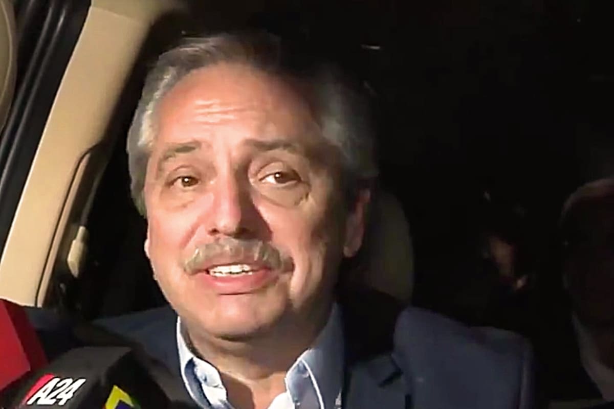 Alberto habló con la prensa desde un auto que lo trasladaba