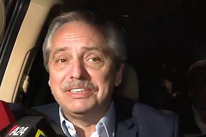 Alberto habló con la prensa desde un auto que lo trasladaba