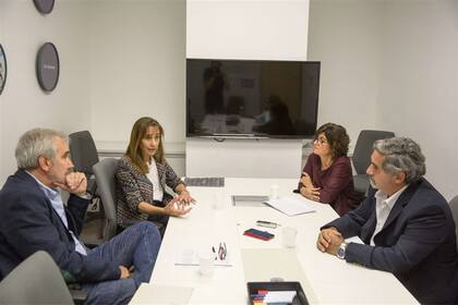 Los cuatro especialistas, en la Redacción de La Nación