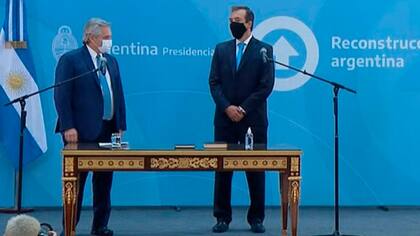 Alberto le toma juramento a Soria