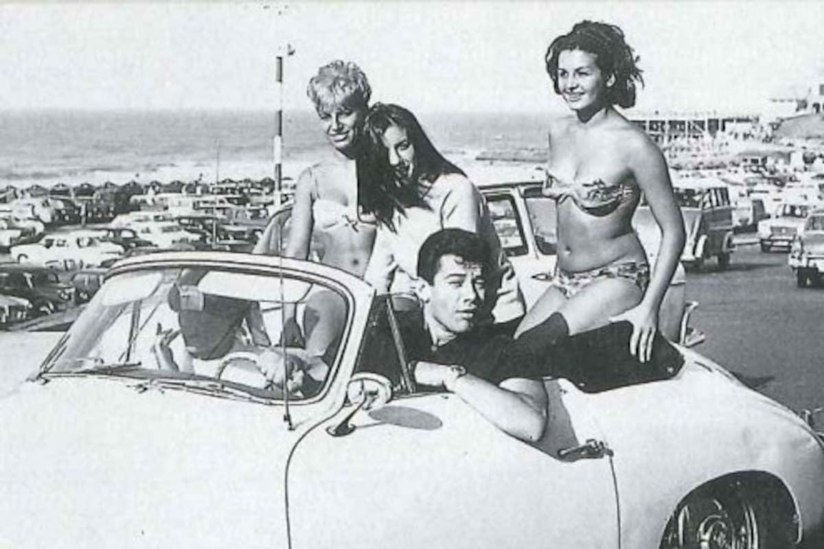 Alberto Locati en sus "años dorados", rodeado de modelos, sobre un Porsche