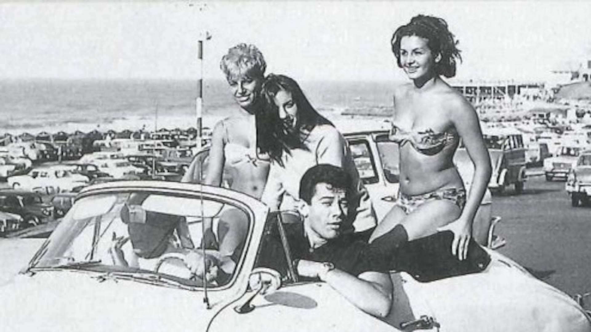 Alberto Locati en sus "años dorados", rodeado de modelos, sobre un Porsche
