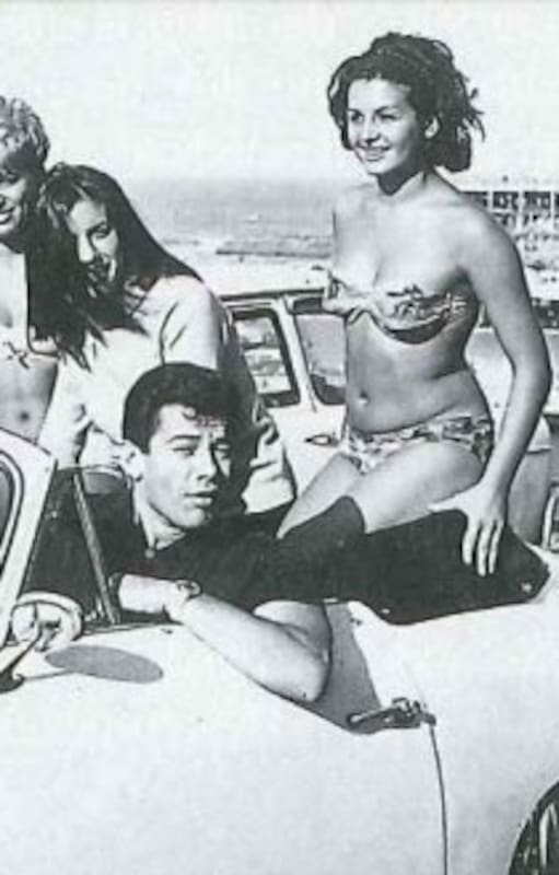 Alberto Locati en sus "años dorados", rodeado de modelos, sobre un Porsche