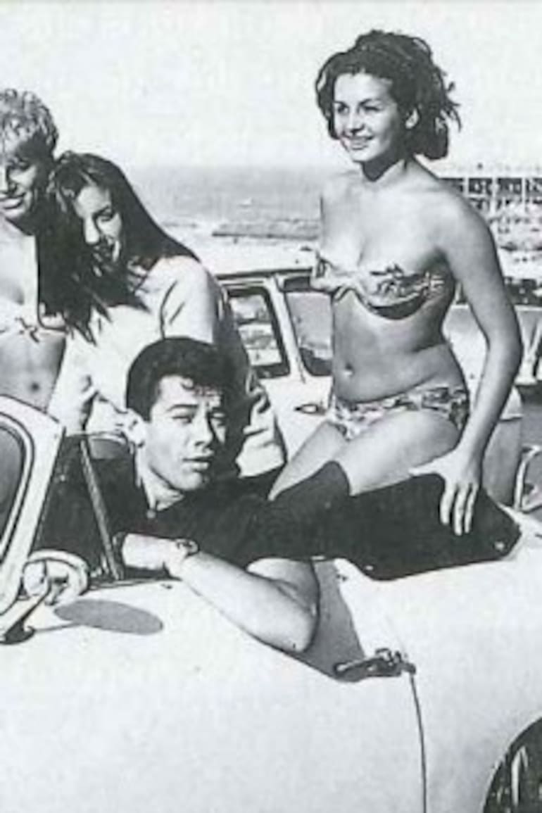Alberto Locati en sus "años dorados", rodeado de modelos, sobre un Porsche