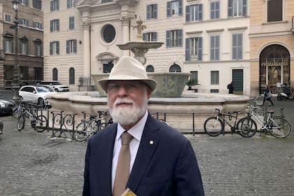 "La literatura es uno de los pocos campos donde no tiene sentido ser monógamo", dice Manguel