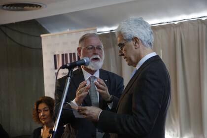 Alberto Manguel ganó el Formentor en 2017; aquí, con Basilio Baltasar