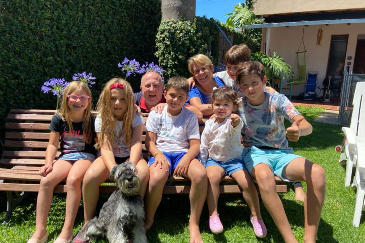 Alberto Marchionni junto a su mujer Ester y sus seis nietos