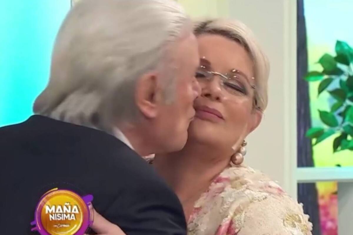 Alberto Martín, invitado al flamante programa de Carmen Barbieri, le llevó flores y luego le dio un piquito.