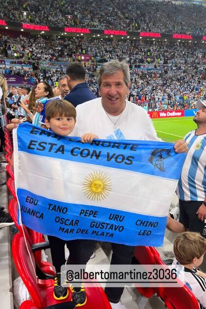 Alberto Martínez, el papá del arquero de la selección Emiliano Dibu Martínez, también estuvo presente en la victoria de la Argentina contra Australia