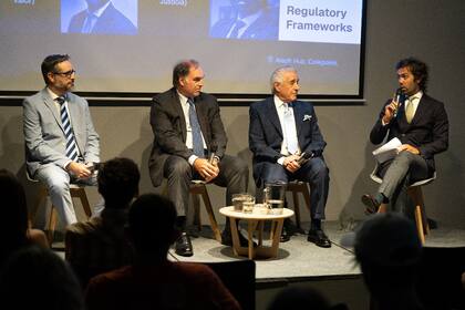 Alberto Mendoza (director UIF), Roberto Silva (presidente CNV), Daniel Vítolo (IGJ) y Teófilo Beato (public affairs Crecimiento), en el marco del Regulation Day de la pop-up-city Aleph, organizada por la comunidad cripto Crecimiento