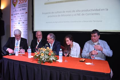 Alberto Morelli, presidente de Maizar, Sergio Uhart, Gustavo Mozeris (FunPel), Magalí Gutiérrez (Aapresid) y Walter Kunz (Agroindustria)