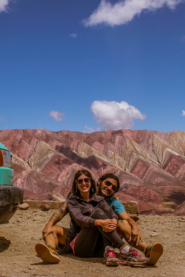 Alberto Oviedo y Julieta Parle compraron una camioneta y luego de reformarla con sus propias manos en 2018 salieron a viajar por América sin fecha de regreso; llevan recorridos más de 25 mil kilómetros