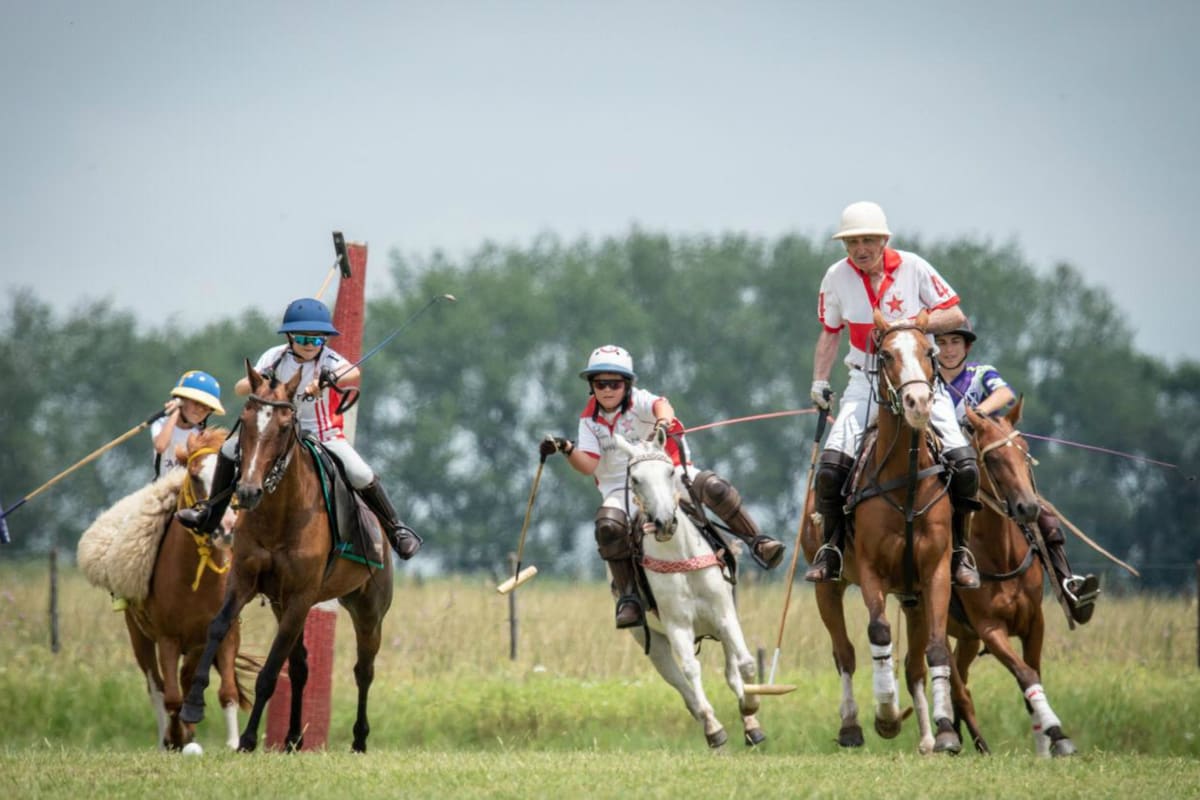Alberto Pedro Heguy en acción a los 78 años, jugando en La Pampa con sus nietos