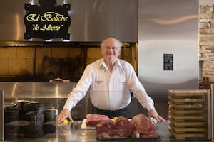 Alberto Pérez sirve la mejor carne de Bariloche.