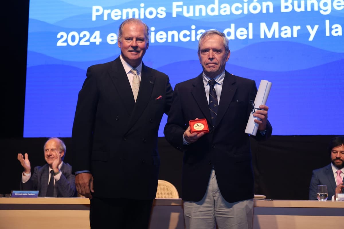 Alberto Piola (derecha), al recibir el Premio Fundación Bunge y Born 2024 en Ciencias del Mar y la Atmósfera, de manos de Jorge Born (h.)