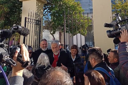 Alberto Rodríguez Saá, con su bufanda roja de cábala, vota esta mañana en San Luis