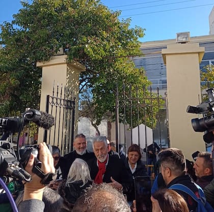 Alberto Rodríguez Saá ingresa a votar, el 11 de junio.