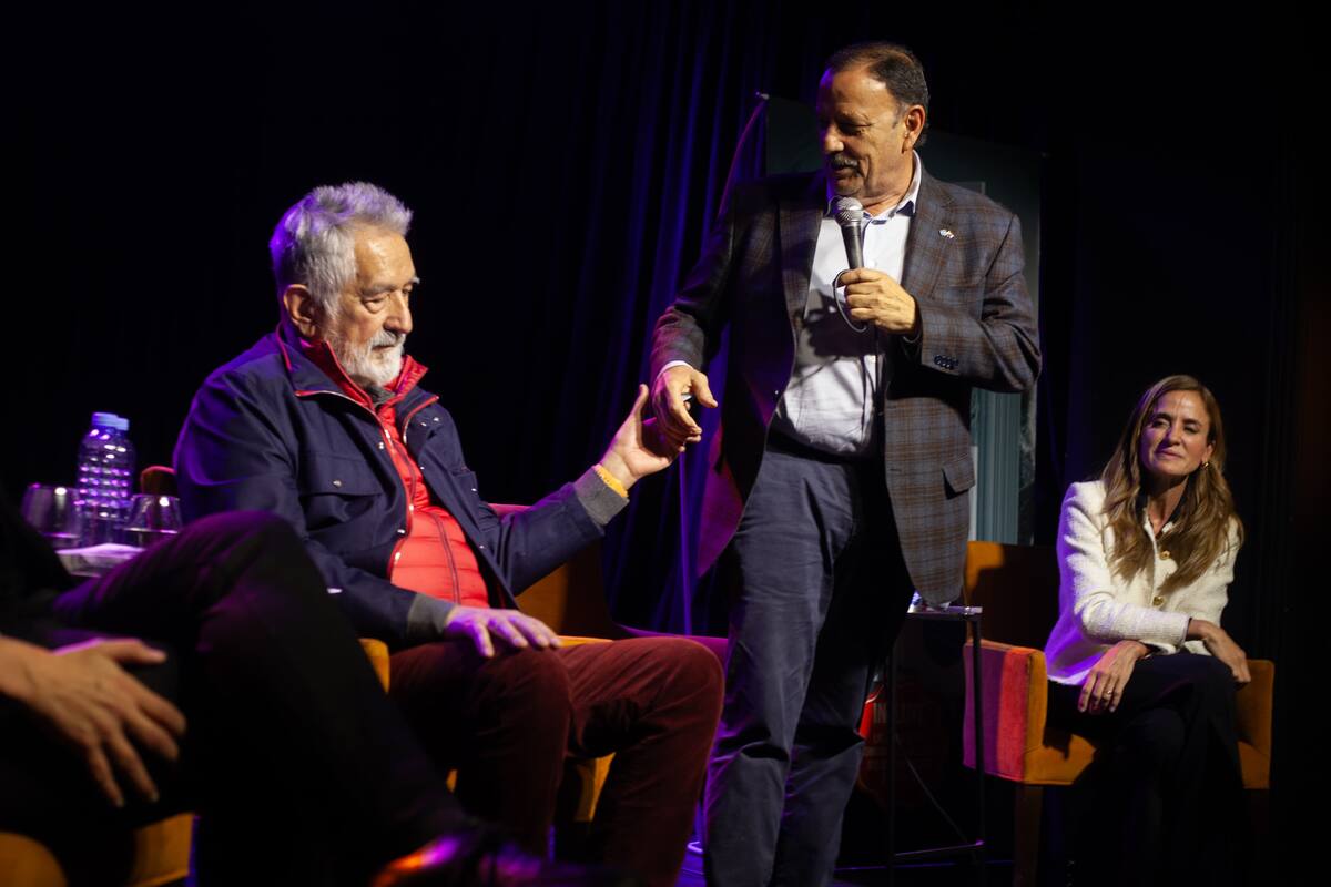 Alberto Rodríguez Saá y Ricardo Quintela se saludan, en el Centro Cultural Torquato Tasso, ante la mirada de Victoria Tolosa Paz