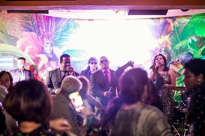 Alberto se dedica a la música. Lo contratan para tocar en eventos con bandas y también da clases de guitarra.