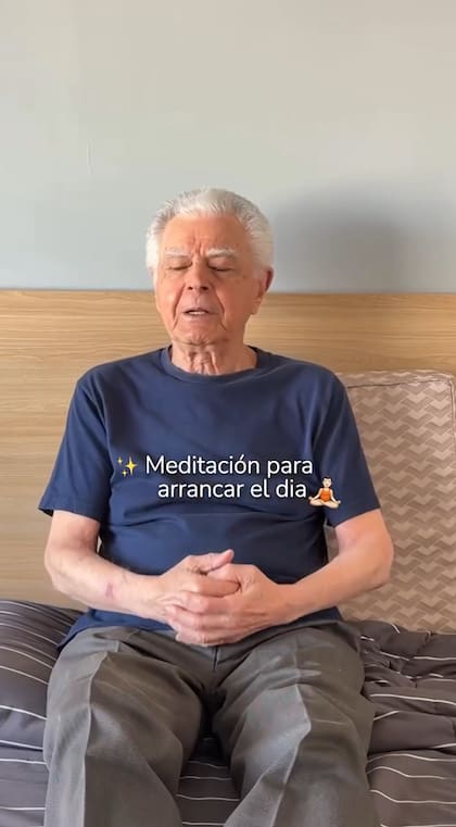 Alberto se levanta a las 8.00 y se toma unos minutos para meditar