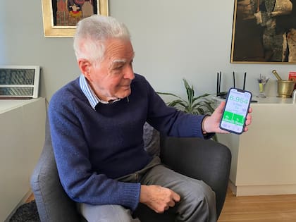 Alberto se maneja muy bien con la tecnología y hasta tiene un app que le cuenta los pasos diarios: 6000, muestra con orgullo