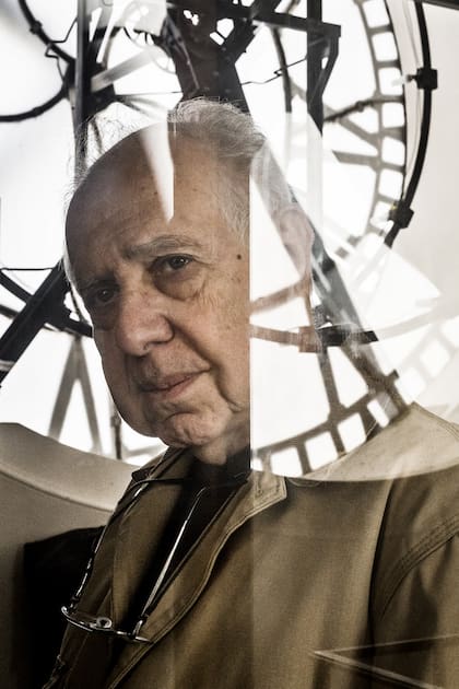 El hombre que hace 30 años les da cuerda a los grandes relojes de Buenos Aires