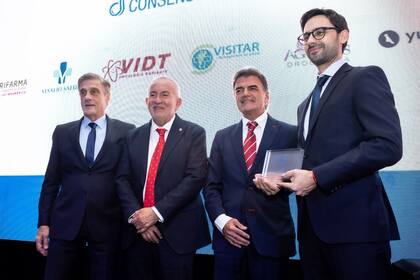 Alberto Valleja, presidente de ALCLA, y Diego Valleja, su director de Operaciones, reciben el premio de manos de Juan Manuel Sotelo y de Cristian Mazza
