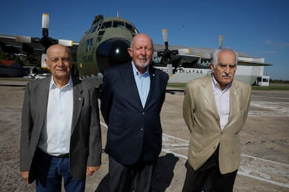 Alberto Vianna, Roberto Cerruti y Andres Valle, pilotos del primer Hércules C130 (el TC68) que aterrizó en Malvinas