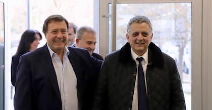 El gobernador de Río Negro, Alberto Weretilneck, en su encuentro con Horacio Marín, de YPF, en Cipolletti.