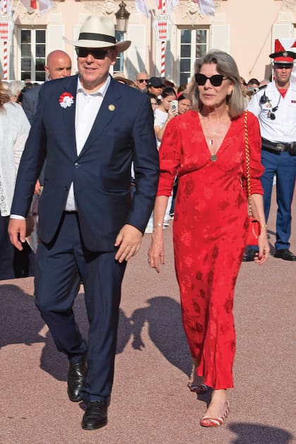 Alberto y Carolina de Mónaco protagonizaron los festejos junto a su hermana Estefanía. La hija mayor de Raniero se destacó con un vestido rojo de la firma londinense Rixo, que complementó con unas sandalias de Christian Louboutin y minicartera Chanel.