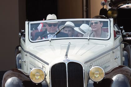 Alberto y Charlene encabezaron la caravana a bordo de un Delahaye 135 descapotable junto a sus dos hijos, los mellizos Jacques y Gabriella, y su sobrino, Raigen Wittstock.