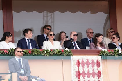 Alberto y Charlene estuvieron acompañados por Louis Ducruet y su mujer, Marie (a la izquierda); Alexandra de Hannover y su novio (sentados detrás de ellos), y Melanie-Antoinette de Massy y Charlotte Casiraghi (a la derecha)