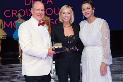 Alberto y Charlene junto a la ganadora del reloj Chopard de oro rosa con 38 diamantes incrustados donado por la princesa Charlene.