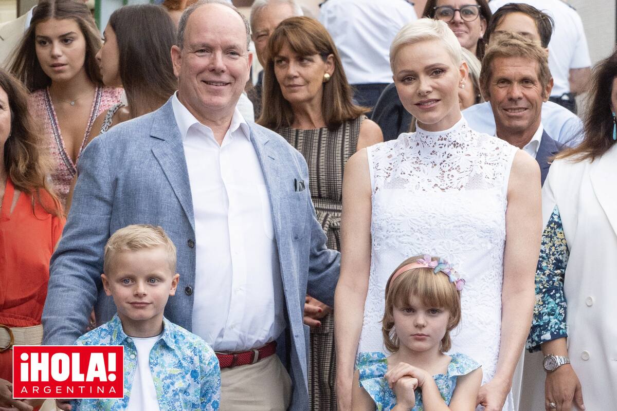 Alberto y Charlene posan con sus hijos, los mellizos Jacques y Gabriella.