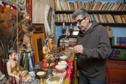Alberto y su altar budista