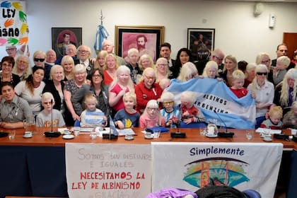 Albinos de todo el país se juntaron gracias a Facebook para luchar por sus derechos