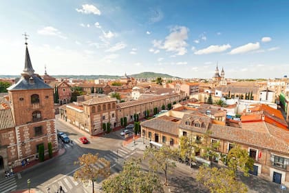 Alcalá de Henares, la Cervantina, fue declarada Patrimonio de la Humanidad en diciembre de 1998. Se encuentra al noroeste de Madrid y es conocida por la Universidad de Alcalá, que ocupa edificios del siglo XVI en la ciudad antigua.