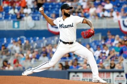Alcántara lanza para su primera victoria desde 2023 y Marlins vencen 4-2 a Mets