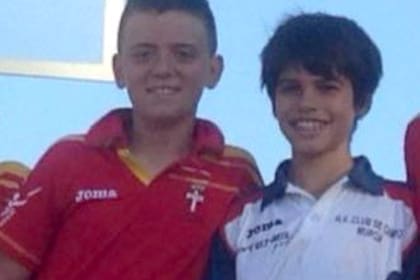 Alcaraz, de remera blanca, a los 10 años, junto con Antonito López, el único jugador que lo venció por un doble 6-0