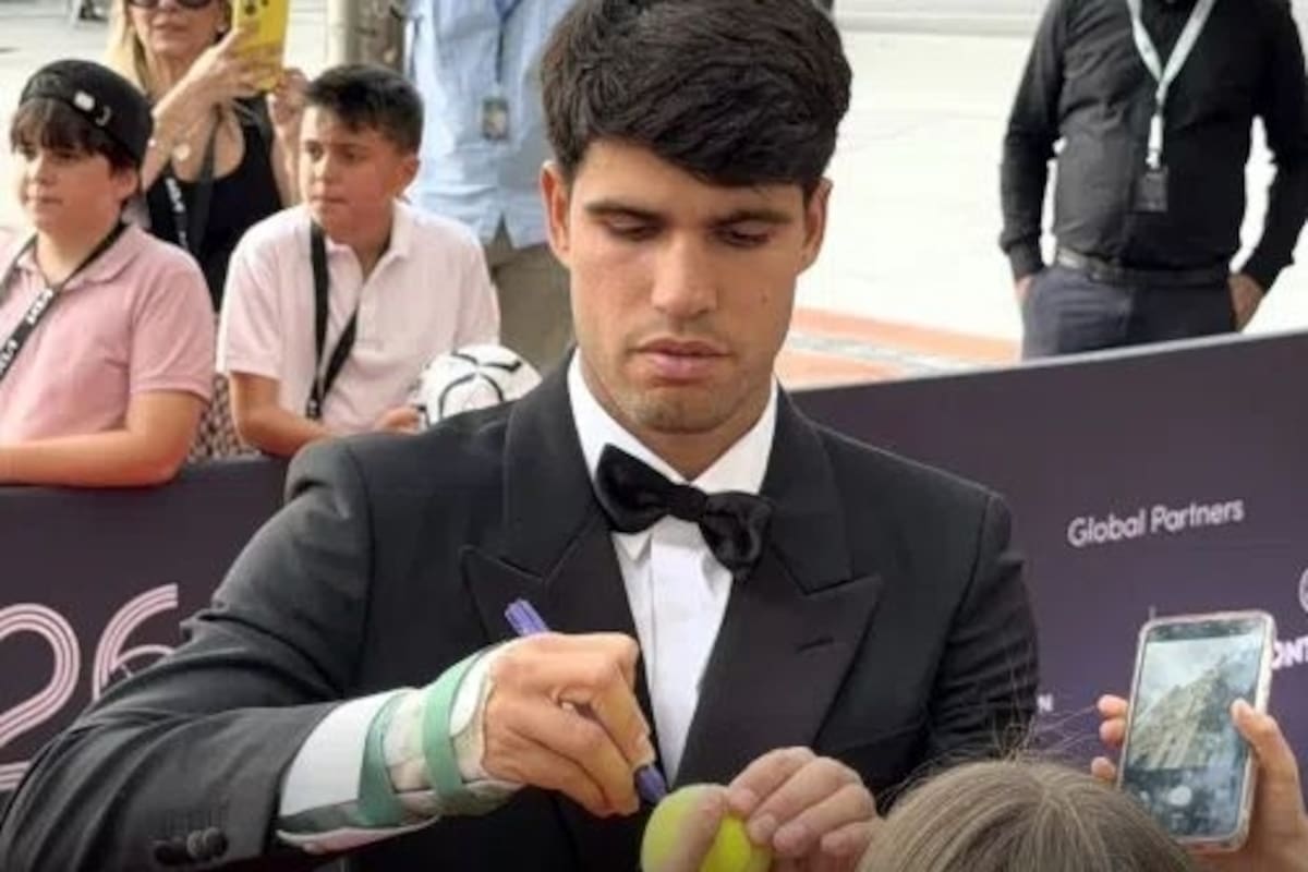 Alcaraz, durante los premios Laureus, con una férula que le inmoviliza la muñeca y el antebrazo derechos: el tenista no sabe cuándo volverá a competir