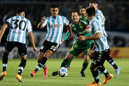 Alcaraz en acción, durante el partido entre Racing y Cuiabá, por la Copa Sudamericana
