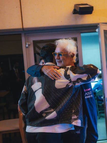 Alcaraz junto a Flavio Briatore en Bahréin (Foto: Instagram @alpinef1team)