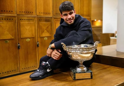 Alcaraz posa con el trofeo de campeón de Roland Garros en el vestuario del Philippe Chatrier