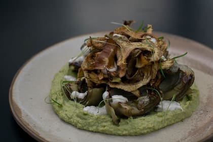 Alcauciles grillados con hummus verde.