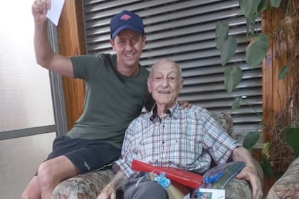 Alcides Magnoli, de 95 años, y Joaquín, su nieto