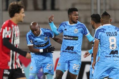 Aldair Rodríguez, en el centro de la imagen, celebra su gol, el del empate parcial para Binacional, que hizo historia