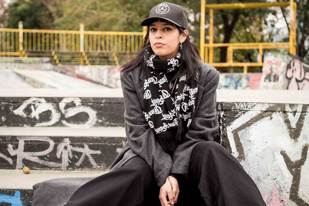 Aldana admira y se inspira en la belleza cotidiana de los barrios del conurbano.