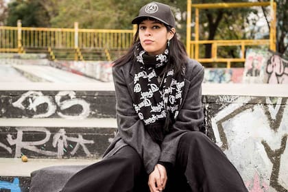 Aldana admira y se inspira en la belleza cotidiana de los barrios del conurbano.