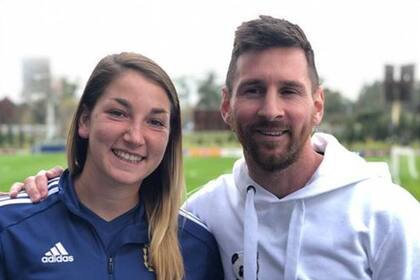 Aldana Cometti junto con Lionel Messi en el predio de la AFA, en Ezeiza